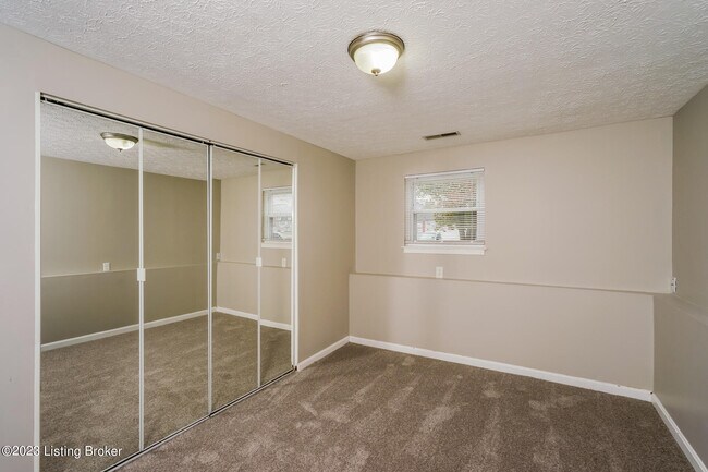 Building Photo - 10509 Hillpark Dr
