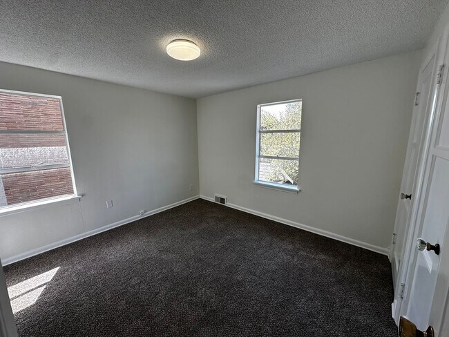 Building Photo - 2bd/1ba Seattle Home