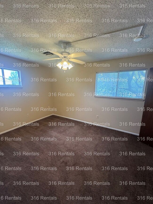 Building Photo - $850- 2 bed 1 bath - Townhomes