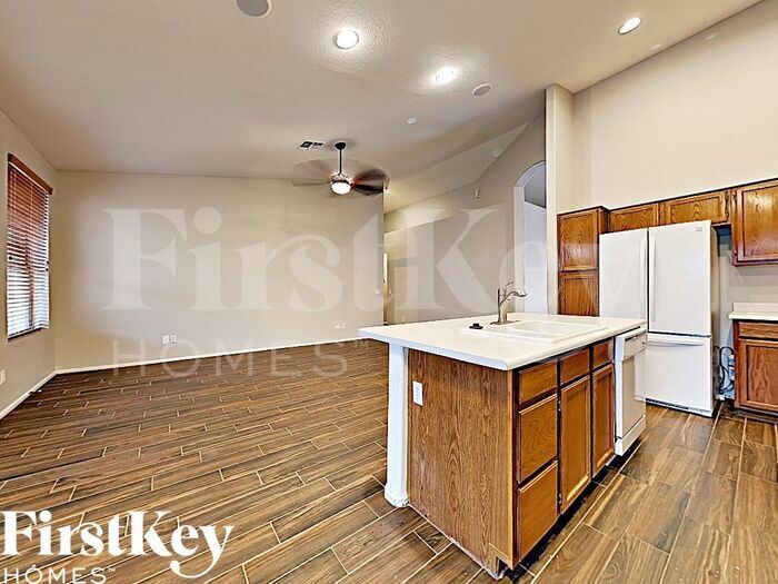 Building Photo - 8626 W Aster Dr