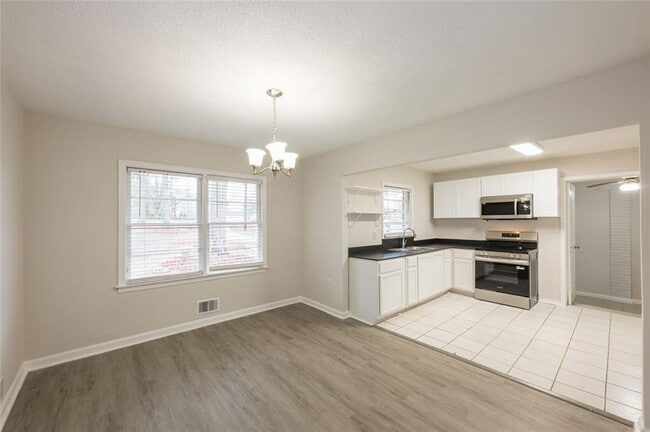 Building Photo - 2058 River Rd