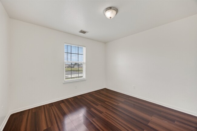 Building Photo - 20747 Settlers Lake Cir N