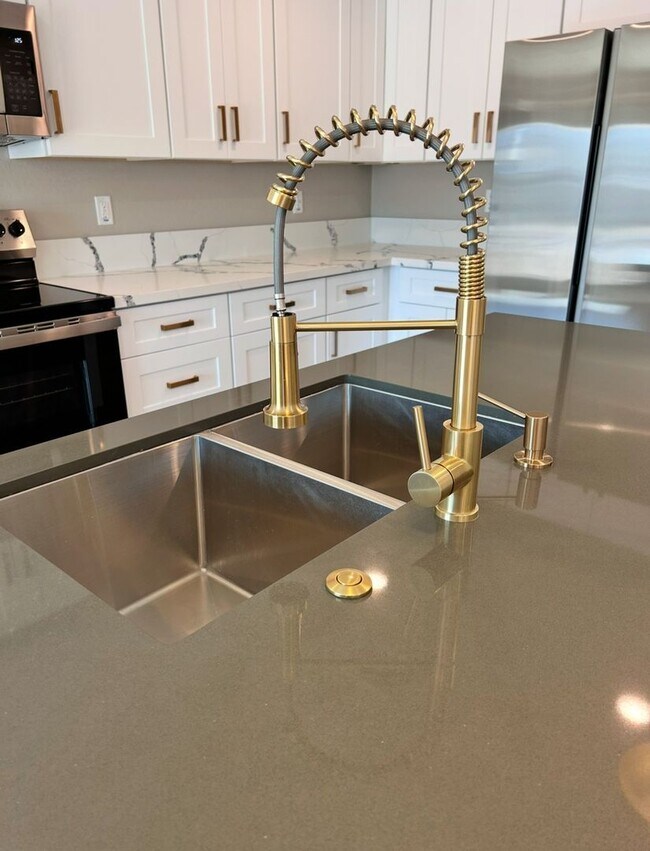 Building Photo - Beautiful New 3 Bedroom Phoenix home with Den/Loft! No HOA