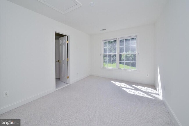 Building Photo - 855 Charwhit Ct