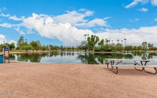Building Photo - Furnished Optional 3 bed 2 bath Townhome