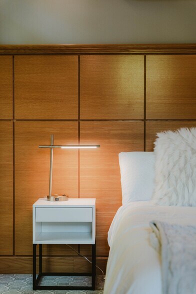 Building Photo - 1124 Dilworth Crescent Row