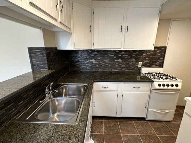 Building Photo - $1795 – 3 BA, 1 BA Lower Flat with Central Air - Close to UWM - 2500 N Bartlett