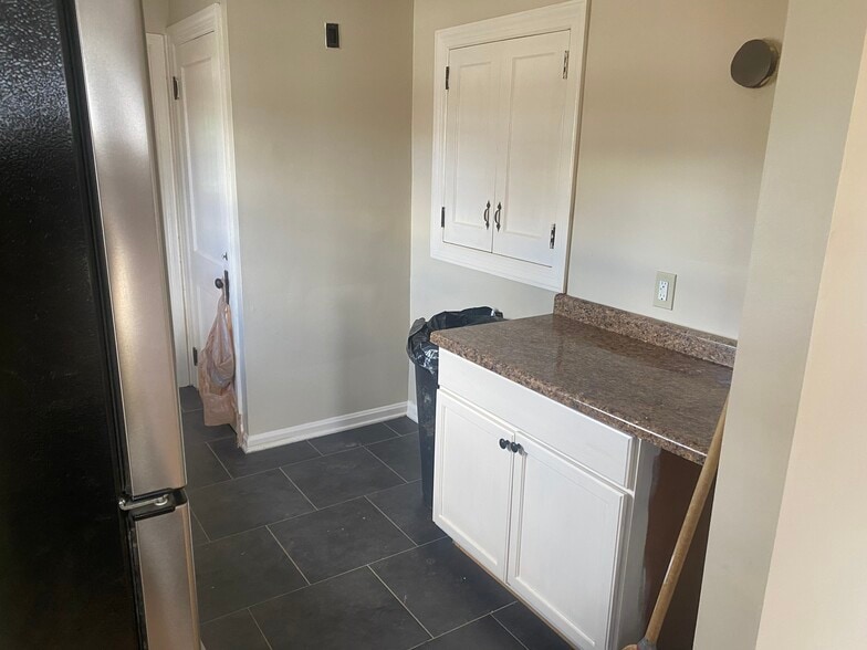 Building Photo - 5256 Warren Ave