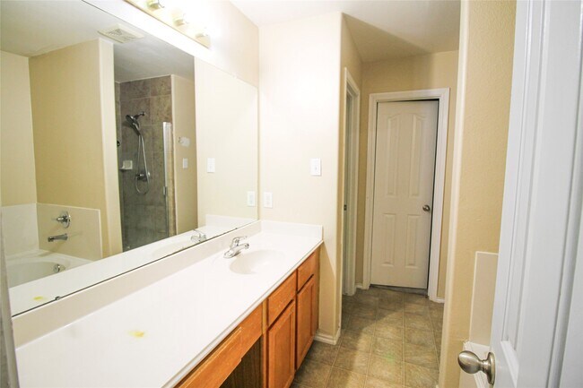 Building Photo - 3827 Dogwood Tr