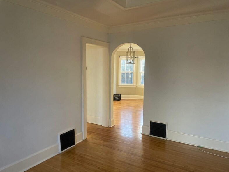 Building Photo - 619 E Stanford St