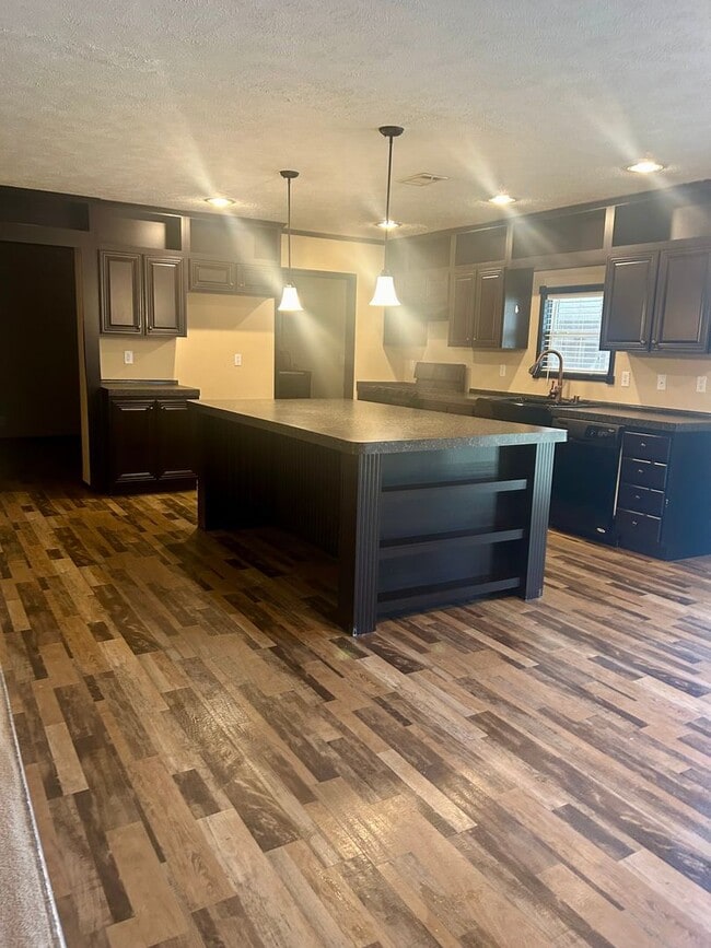 Building Photo - Nice 4 bedroom, 2 bath home with beautiful...