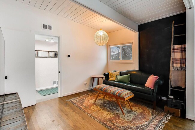 Building Photo - 2649 Crawford Ave