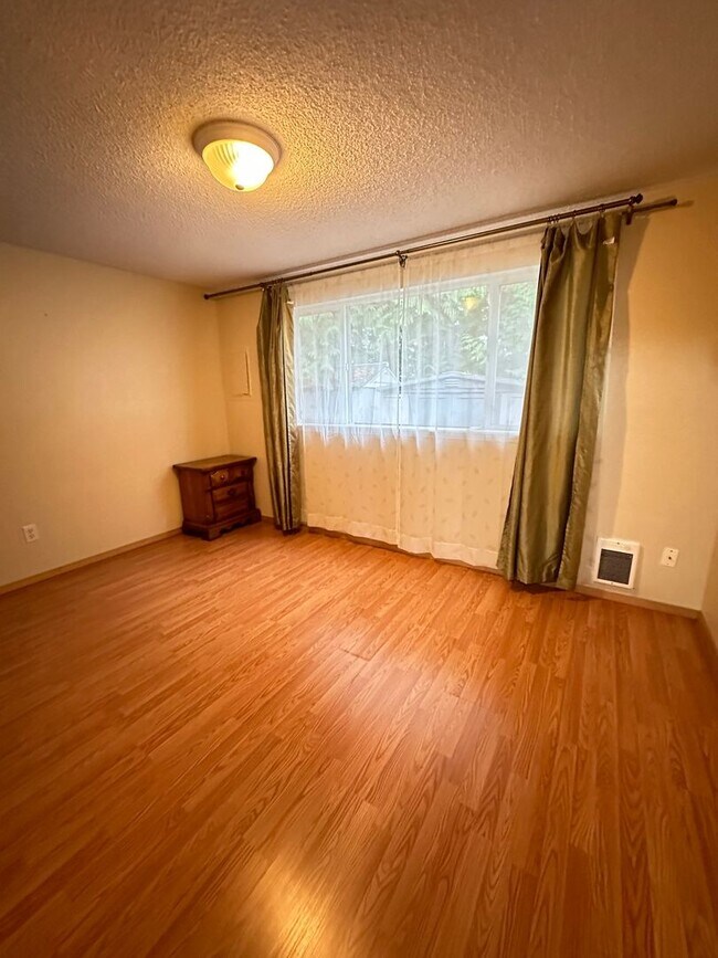 Building Photo - 2 Bedroom Condo in Lake Stevens!