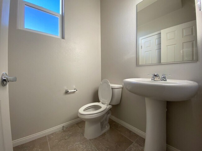 4 BED 2.5 BATH 2 CAR GARAGE, LARGE CORNER... - 4 BED 2.5 BATH 2 CAR GARAGE,  LARGE CORNER...