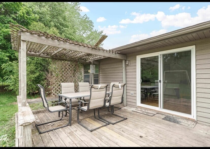 Building Photo - 704 Meadow Ct