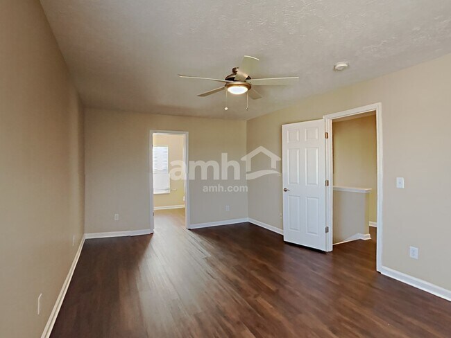 Building Photo - 4568 Hawthorn Dr