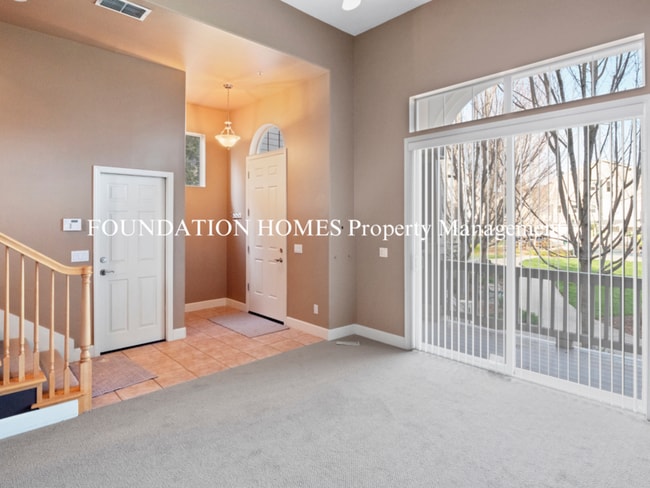 Building Photo - 33 Ranch Dr