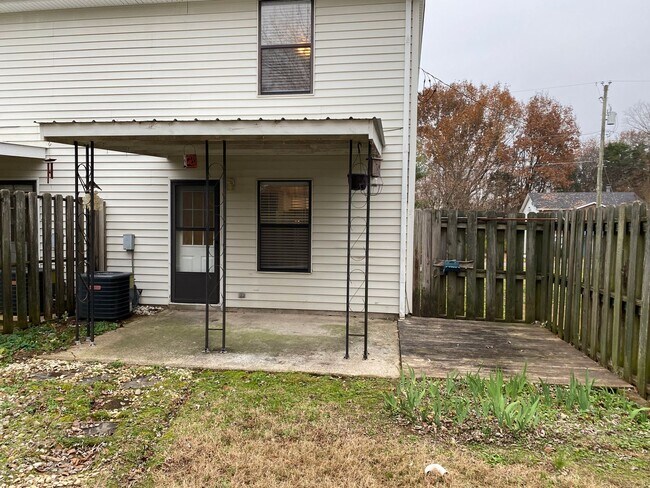 Building Photo - Updated townhouse close to lake