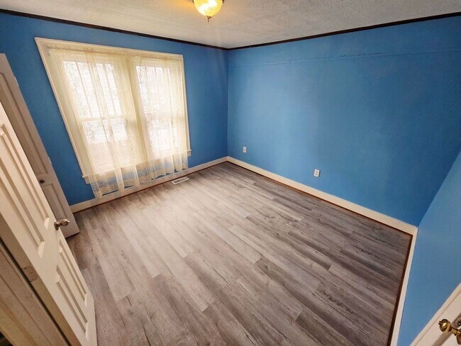 Building Photo - Charming Rental Opportunity in Burlington