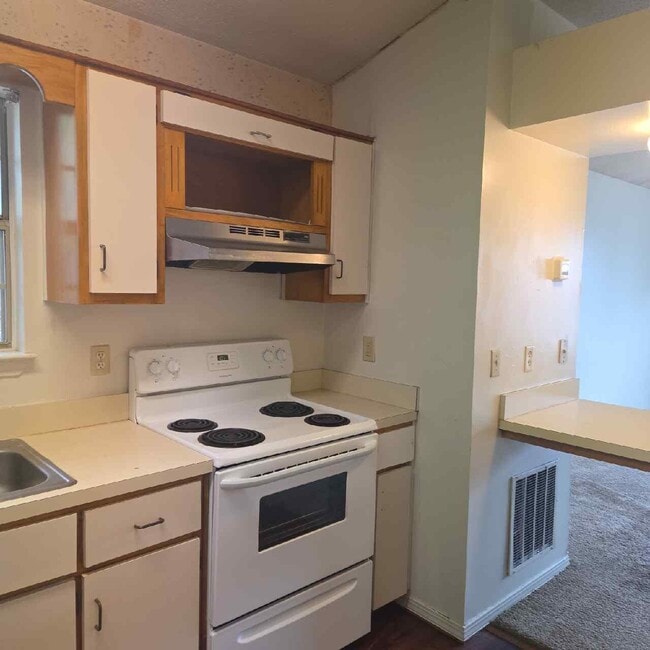 Building Photo - 943 Central Ave