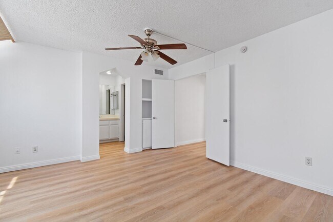 Building Photo - 501 Herondo St