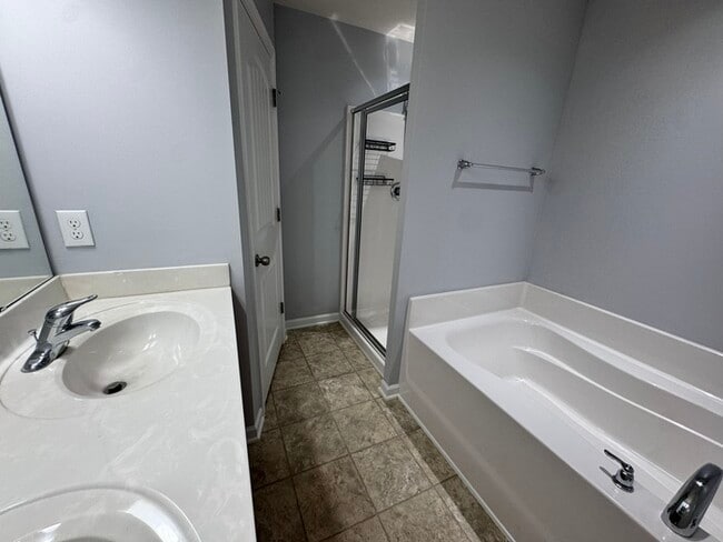Building Photo - MOVE IN READY! 3 Bed 2.5 Bath Town Home