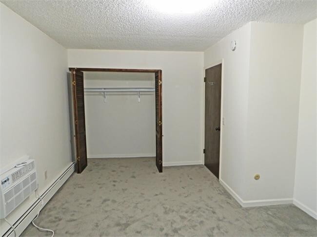 Building Photo - One Bedroom Condo Available For Rent in Bo...