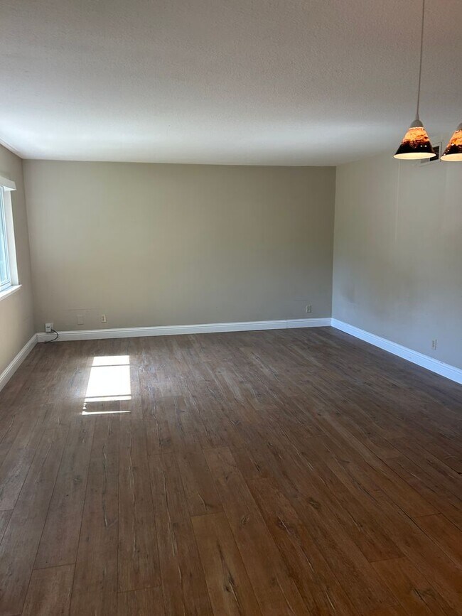 Building Photo - Lovely 2 bedroom 1 bath condo #1 unit
