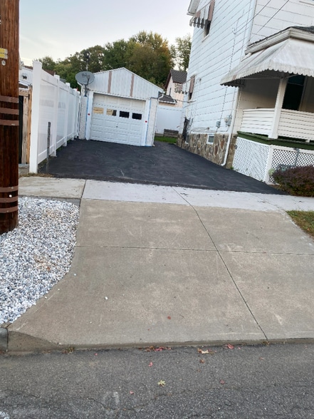 Building Photo - 605 Larch St