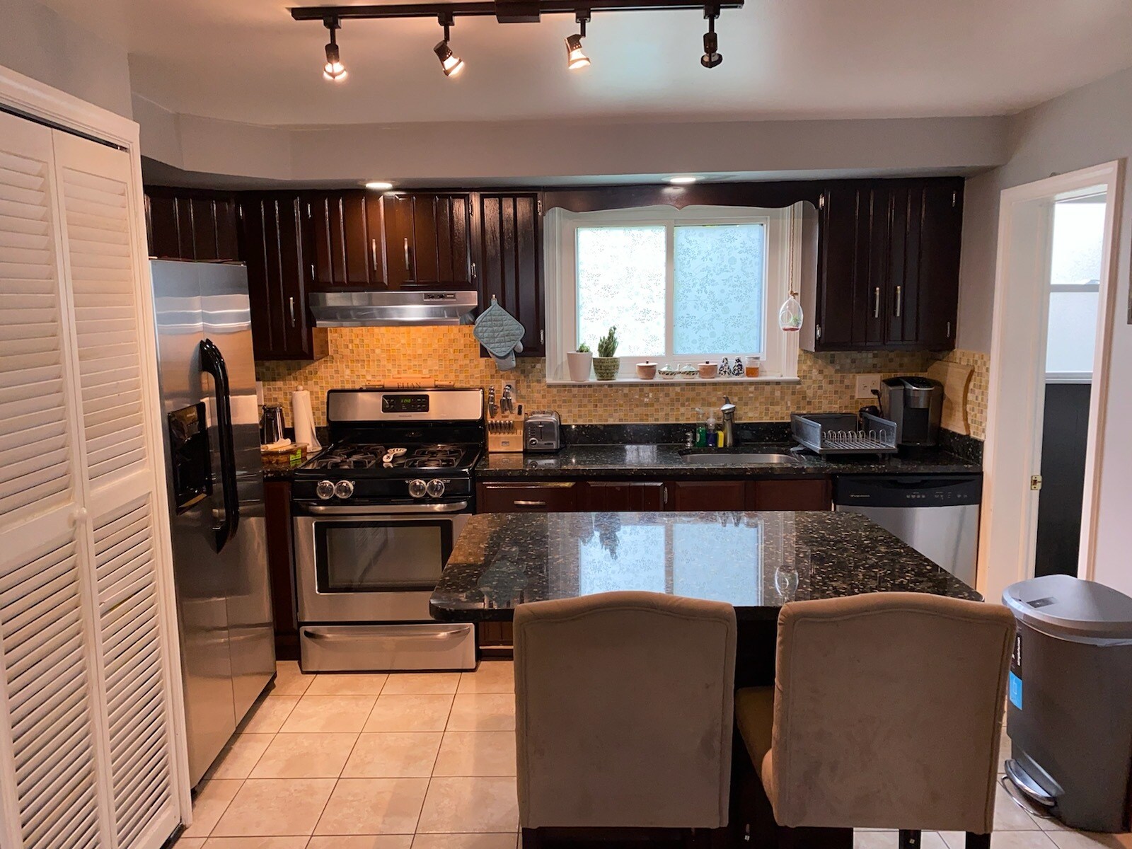 Kitchen - 1806 Cliff St