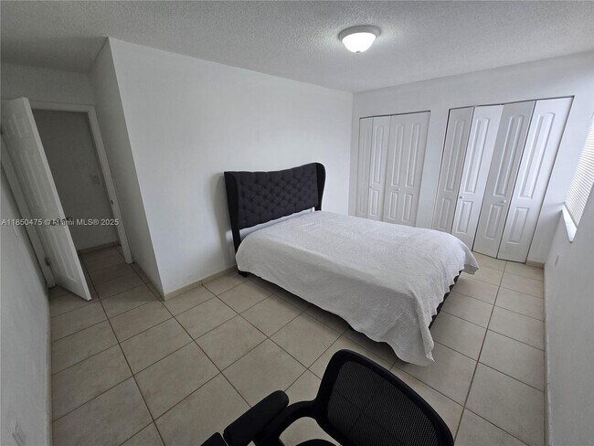 Building Photo - 250 180th Dr