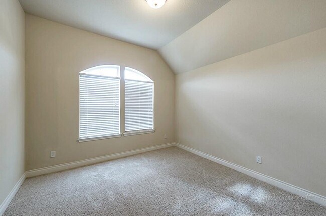 Building Photo - 28810 Davenport Dr