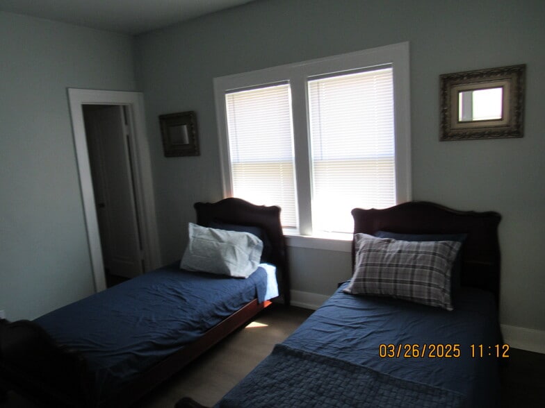 Building Photo - 206 Lake St