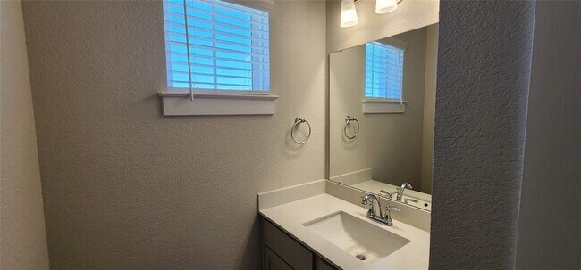 Building Photo - 2200 Delano Dr