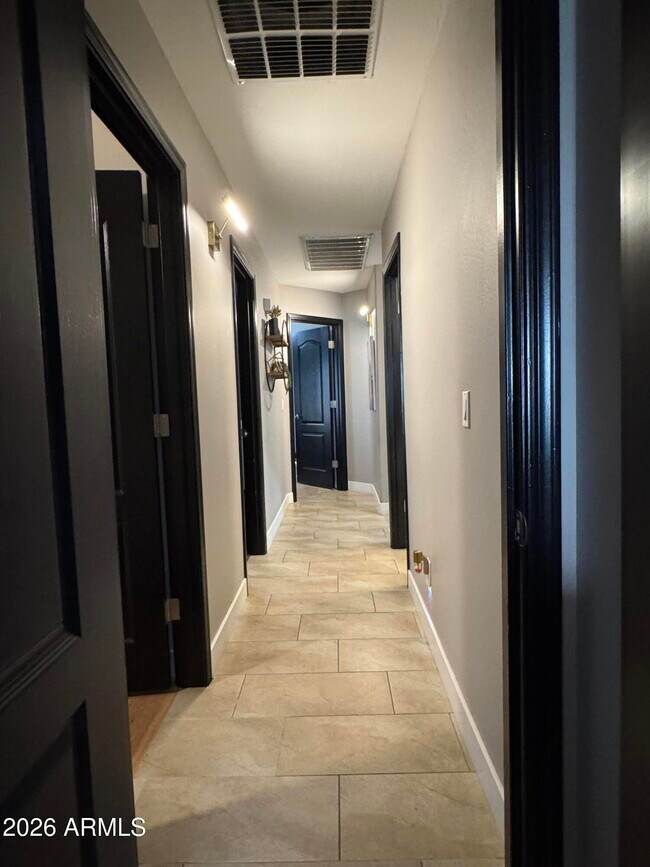 Building Photo - 734 E Kelsi Ave