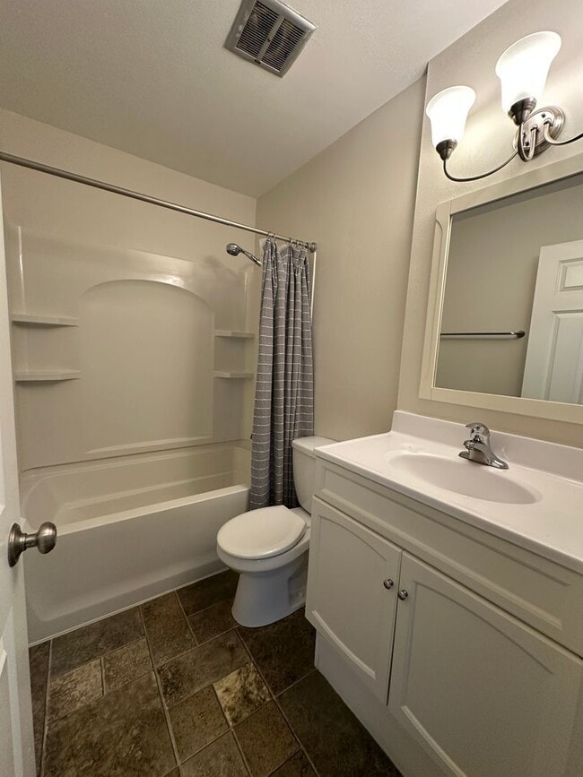 Building Photo - 3BD/1.5BA Townhome Condo in Germantown!