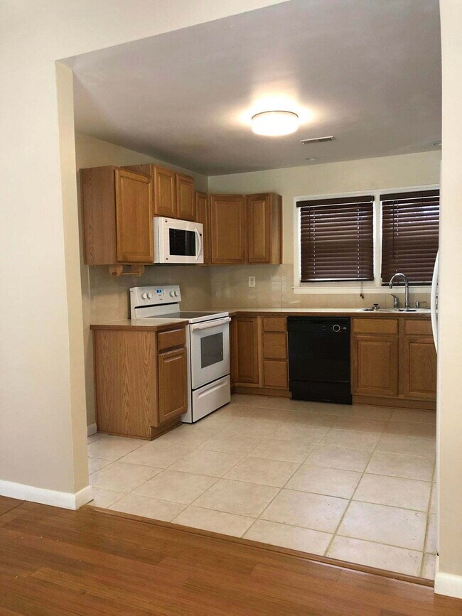 Building Photo - 115 Aylesbury Rd