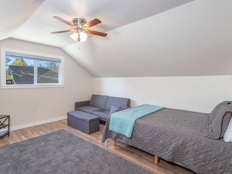 Building Photo - 1427 E Hays St