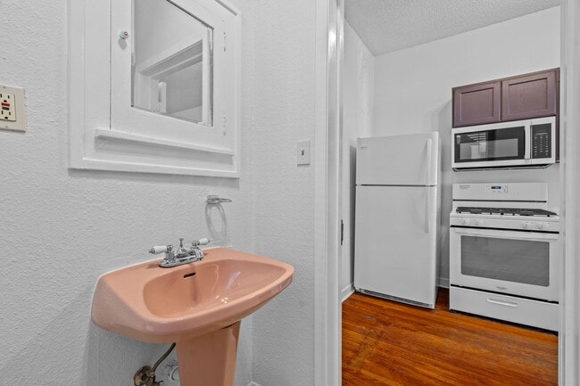 Building Photo - Clarksville Classic - Old School - 1 Bd/1Ba  -  Million Dollar Neighborhood - $1495