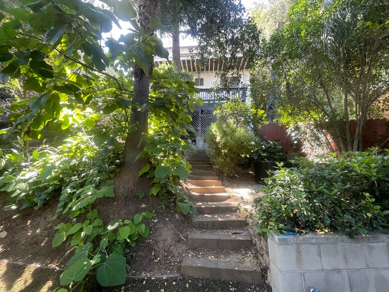 Building Photo - 1827 Oak Tree Dr
