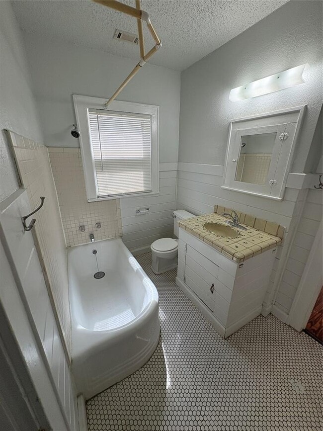 Building Photo - 915 W 29th St