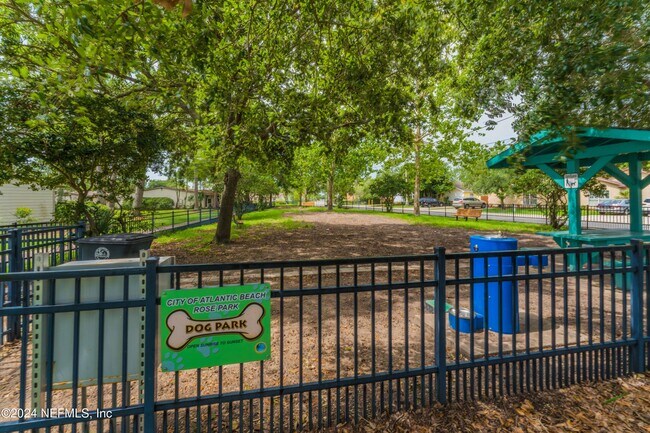 Building Photo - 798 Main St