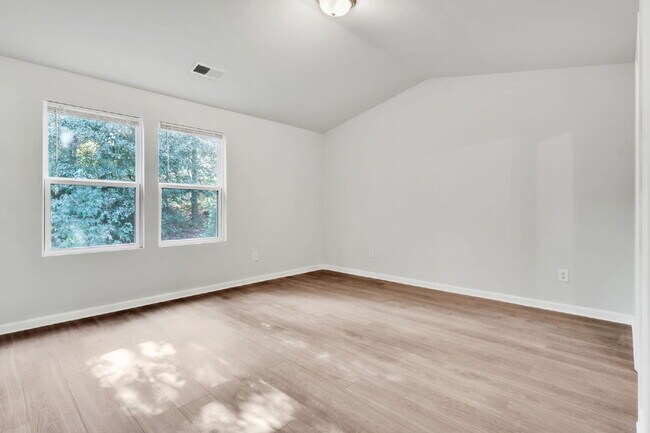 Building Photo - Stylish 3BR, 2.5BA Townhome with Loft and ...