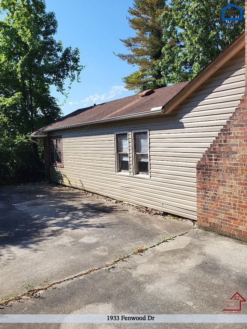 Building Photo - 1933 Fenwood Dr