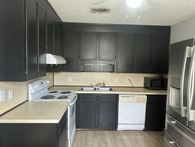 Building Photo - 2775 Eliasberg St