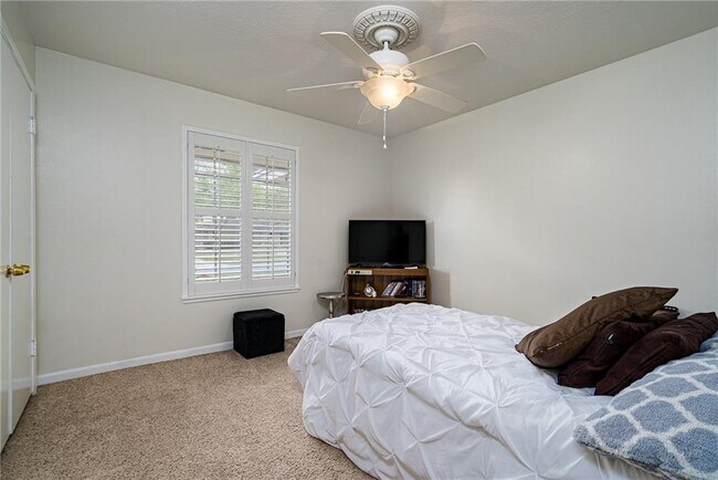 Building Photo - 337 Poenisch Dr