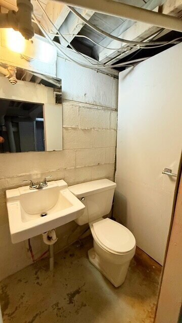 Building Photo - EAST SIDE 2 BEDROOM WITH BASEMENT!  AVAILABLE NOW!
