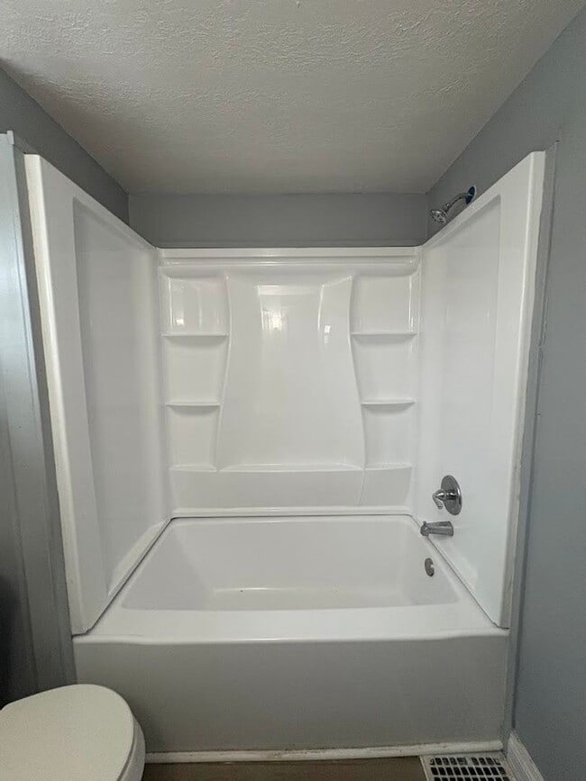 Building Photo - Four bedroom two bathroom home for rent