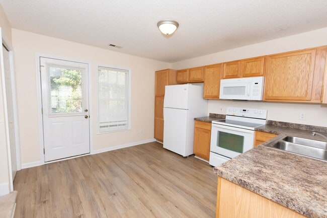 Building Photo - MOVE IN READY!!