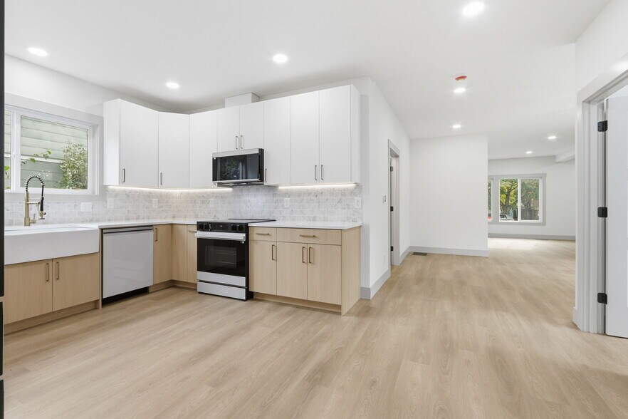 Building Photo - 437 NE Fargo St